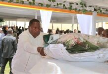 RCA: le président Touadera se recueille sur la dépouille de la mère du candidat Clément Ndotizo