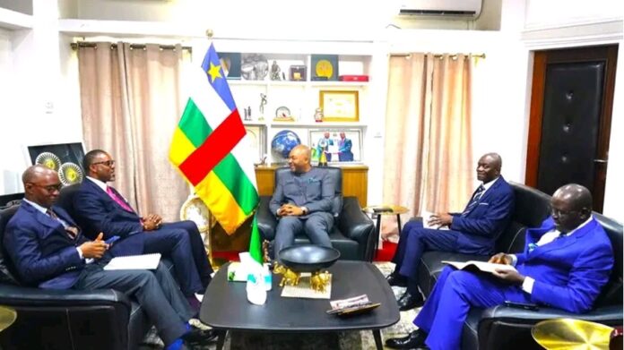 Une délégation de la BAD et le ministre centrafricain des finances et du budget, Hervé Ndoba. Une délégation de la BAD et le ministre centrafricain des finances et du budget, Hervé Ndoba.