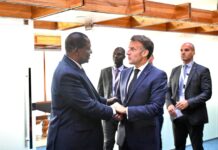 Touadera multiplie les échanges stratégiques au Sommet Africa Forward de Nairobi Faustin Archange Touadéra et Emmanuel Macron en marge du sommet d'Africa Forward à Nairobi