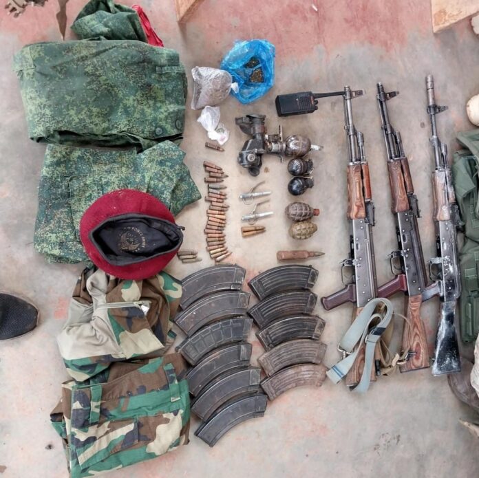 Des armes saisies par les FACA et Russes
