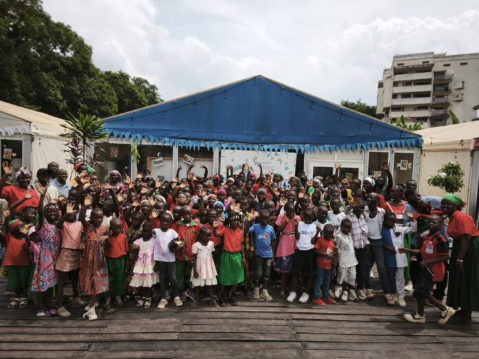 Des enfants de l'école du dimanche à la maison russe de Bangui