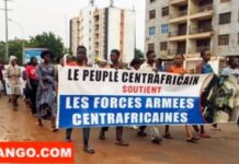 RCA: le peuple centrafricain descend dans la rue pour soutenir les FACA et les alliés russes Marche de la population en soutien aux FACA