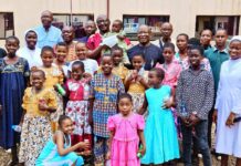 RCA: le député Serge Singha-Bengba partage un repas avec des orphelins de Bangassou Le député Serge Singha Bengba avec les orphelin de Bangassou à Bangui