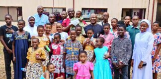 RCA: le député Serge Singha-Bengba partage un repas avec des orphelins de Bangassou Le député Serge Singha Bengba avec les orphelin de Bangassou à Bangui
