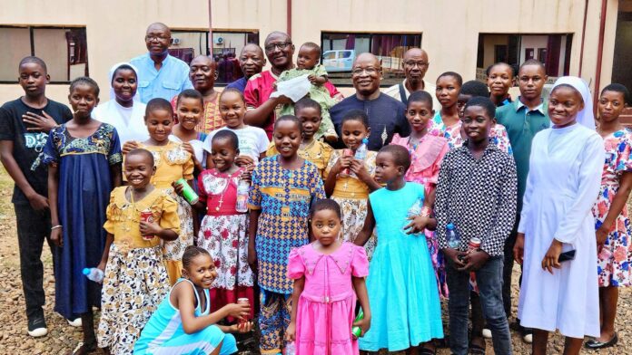 Le député Serge Singha Bengba avec les orphelin de Bangassou à Bangui Le député Serge Singha Bengba avec les orphelin de Bangassou à Bangui