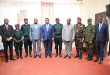 RCA: le président Touadéra récompense les meilleurs stagiaires sous-officiers et recrues des FACA Remise de certificats aux meilleurs stagiaires sous-officiers des FACA formés par des instructeurs rwandais au camps Kassaï à Bangui