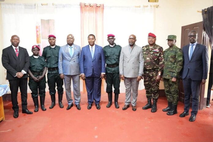 Remise de certificats aux meilleurs stagiaires sous-officiers des FACA formés par des instructeurs rwandais au camps Kassaï à Bangui Remise de certificats aux meilleurs stagiaires sous-officiers des FACA formés par des instructeurs rwandais au camps Kassaï à Bangui