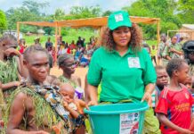 RCA: l’ONG OVPFA sensibilise les peuples autochtones de Kpeketo sur leurs droits La responsable de l’ONG OVPFA Francine Evodie Moussa avec les Autochtones AKA de Centrafrique