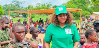 RCA: l’ONG OVPFA sensibilise les peuples autochtones de Kpeketo sur leurs droits La responsable de l’ONG OVPFA Francine Evodie Moussa avec les Autochtones AKA de Centrafrique