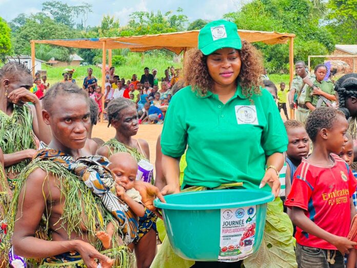 La responsable de l’ONG OVPFA Francine Evodie Moussa avec les Autochtones AKA de Centrafrique La responsable de l’ONG OVPFA Francine Evodie Moussa avec les Autochtones AKA de Centrafrique