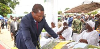 RCA: le président Touadéra rend un hommage posthume à Abakar Piko, ancien préfet de la Lobaye Le président Faustin Archange Touadéra aux obsèques d'Abakar Piko, ancien préfet de la Lobaye