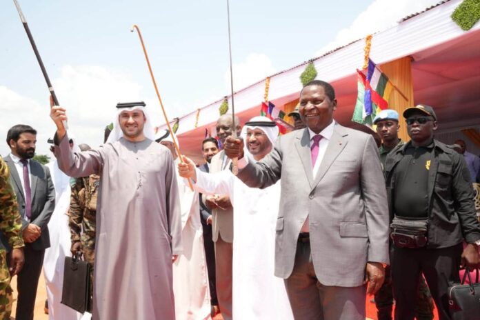Le Président centrafricain Faustin Archange Touadera avec une délégation des Émiratis à Bangui