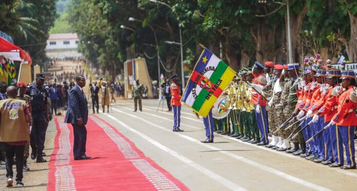 Faustin Archange Touadéra en parade militaire