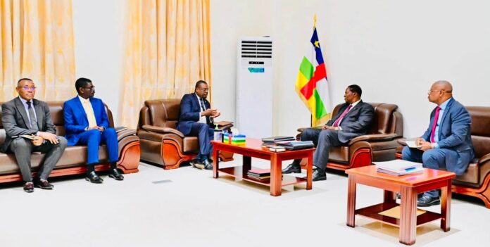 Africa CDC avec le président centrafricain Faustin Archange Touadéra pour le financement de la prévention d'Ebla en Centrafrique