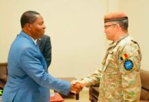 RCA: le Général de Brigade Claudiu Mădălin Tamas de l’EUTM fait ses adieux au président Touadéra Le Président centrafricain Faustin Archange Touadéra avec le commuant de l'EUTM-RCA, le Général de Brigade Claudiu Mădălin Tamas