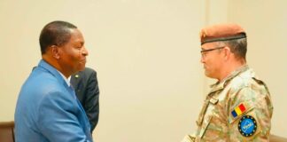 RCA: le Général de Brigade Claudiu Mădălin Tamas de l’EUTM fait ses adieux au président Touadéra Le Président centrafricain Faustin Archange Touadéra avec le commuant de l'EUTM-RCA, le Général de Brigade Claudiu Mădălin Tamas