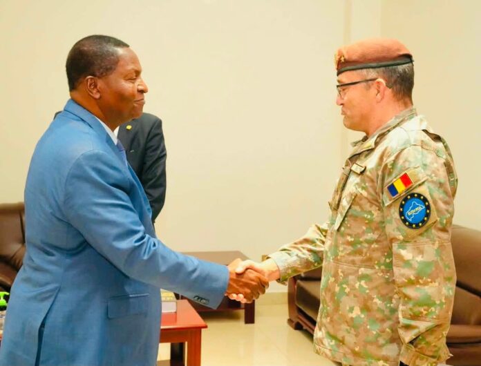 Le Président centrafricain Faustin Archange Touadéra avec le commuant de l'EUTM-RCA, le Général de Brigade Claudiu Mădălin Tamas