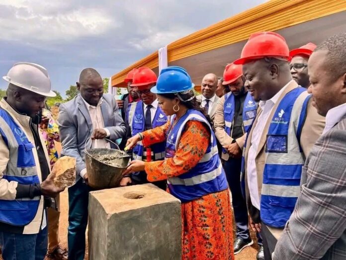 Pose de la première pierre du pôle de développement de Samba par la ministre de l'action humanitaire, Josiane Bemaka Soui