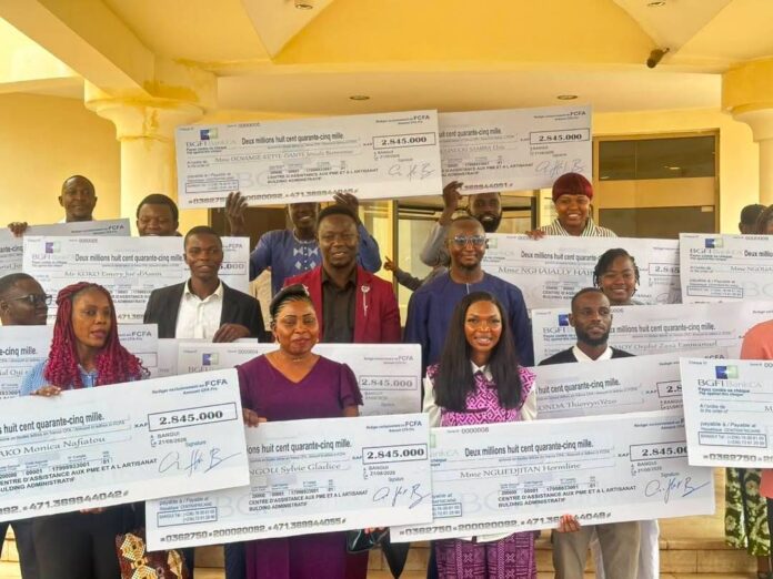 Des jeunes entrepreneurs bénéficiaires d'un financement pour leurs projets. Des jeunes entrepreneurs bénéficiaires d'un financement pour leurs projets.