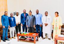 Le président Touadéra reçoit le groupe burkinabè Axis Ingénierie engagé à soutenir le PND La délégation du groupe burkinabè Axis Ingénierie avec le président centrafricain Faustin Archange Touadera