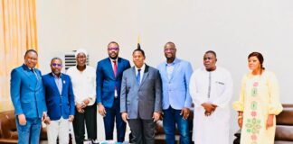 Le président Touadéra reçoit le groupe burkinabè Axis Ingénierie engagé à soutenir le PND La délégation du groupe burkinabè Axis Ingénierie avec le président centrafricain Faustin Archange Touadera