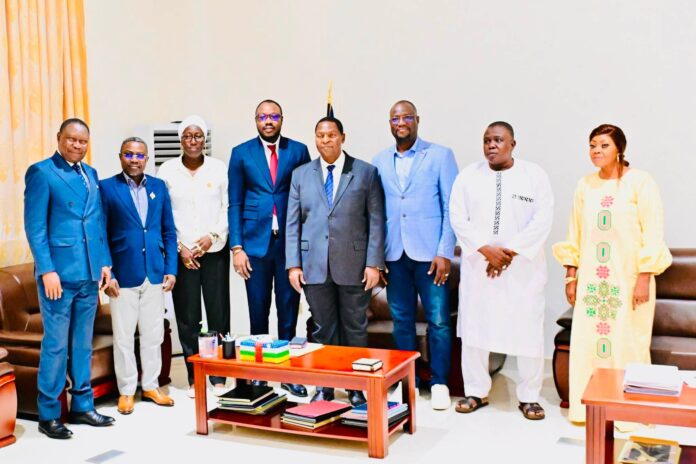 La délégation du groupe burkinabè Axis Ingénierie avec le président centrafricain Faustin Archange Touadera
