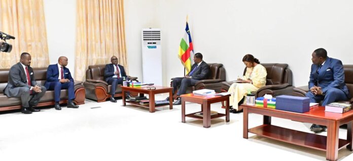 Le président Touadera avec la délégation de l'African Risk Capacity