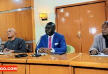 RCA: le gouvernement répond à Dologuélé sur la question du passeport Au milieu, le porte-parole du gouvernement Evariste Ngamana en conférence de presse @crédit photo Marly Pala