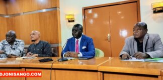 RCA: le gouvernement répond à Dologuélé sur la question du passeport Au milieu, le porte-parole du gouvernement Evariste Ngamana en conférence de presse @crédit photo Marly Pala