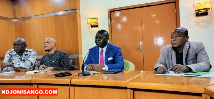 Au milieu, le porte-parole du gouvernement Evariste Ngamana en conférence de presse @crédit photo Marly Pala