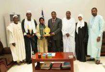RCA: le président Touadera salue les mérites de Kaltouma Kabaro, lauréat du concours national de Coran La Lauréate Kaltouma Kabaro avec le président de la République Faustin Archange Touadéra