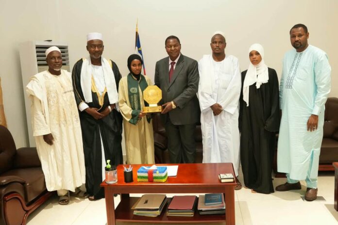 La Lauréate Kaltouma Kabaro avec le président de la République Faustin Archange Touadéra