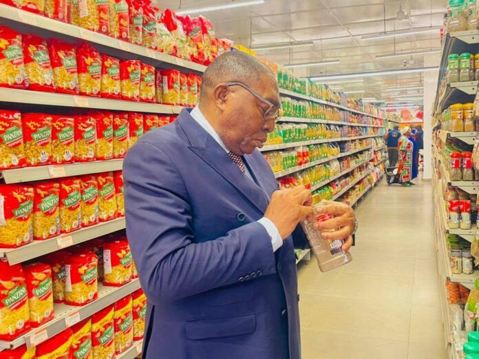 Le ministre du commerce Maxim Balalou au contrôle des produits de consommation sur les marchés de Bangui Le ministre du commerce Maxim Balalou au contrôle des produits de consommation sur les marchés de Bangui