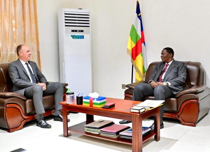 791484008_1047242967922432_7426594723407942319_n.png Hans Kluge et le président centrafricain Faustin Archange Touadéra