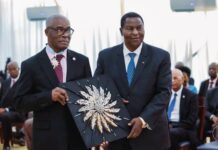 RCA: enfin de mission à Bangui, l’ambassadeur de Guinée équatoriale élevé au grade de Commandeur L'ambassadeur de la Guinée équatoriale Narciso Edu Nsue et le président centrafricain Faustin Archange Touadéra