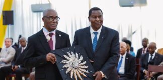 RCA: enfin de mission à Bangui, l’ambassadeur de Guinée équatoriale élevé au grade de Commandeur L'ambassadeur de la Guinée équatoriale Narciso Edu Nsue et le président centrafricain Faustin Archange Touadéra