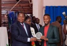 Du cœur de l’Afrique à Reims, le chocolat centrafricain franchit les frontières Le président centrafricain Faustin Archange Touadéra et Christian Gomina-Pampali de la structure Invest in Bangui