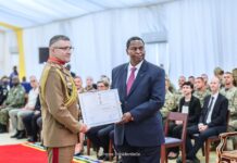 RCA: le général Claudiu-Mădălin Tamas décoré par le Président Touadéra Le général Claudiu-Mădălin Tamas de l'EUTM-RCA et le chef de l'Etat centrafricain Faustin Archange Touadéra