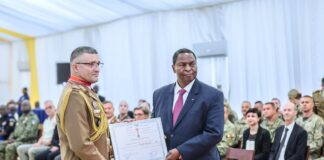 RCA: le général Claudiu-Mădălin Tamas décoré par le Président Touadéra Le général Claudiu-Mădălin Tamas de l'EUTM-RCA et le chef de l'Etat centrafricain Faustin Archange Touadéra