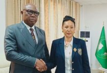 RCA: tête-à-tête du premier ministre avec la maire du 7e arrondissement de Bangui Le Premier ministre, Félix Moloua et la maire du 7è arrondissement de Bangui, Sylvie Adama Kolingba