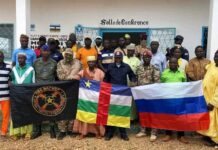 RCA: la population de Kouï salue la présence des forces alliées russes Les instructeurs russes avec la population de Kouï