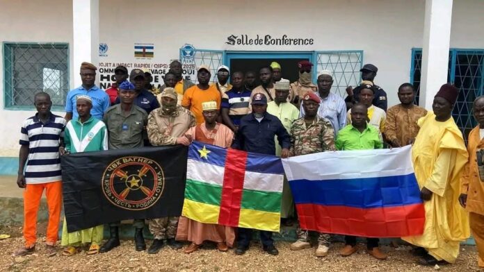 Les instructeurs russes avec la population de Kouï Les instructeurs russes avec la population de Kouï