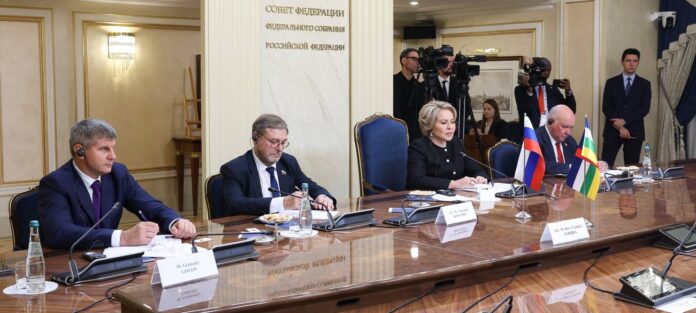 Le Président de l’Assemblée nationale centrafricaine, Pr Simplice Mathieu Sarandji, avec Valentina Matvienko, Présidente du Conseil de la Fédération de Russie