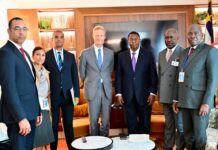 New York: la Centrafrique et le PAM renforcent leur partenariat autour de l’alimentation scolaire Le Président centrafricain, Faustin-Archange Touadéra avec Carl Skau, Directeur exécutif par intérim du PAM.