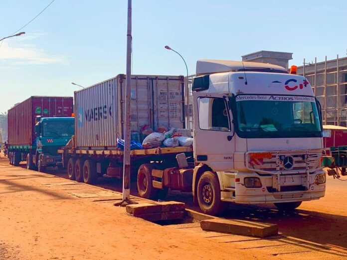 Des camions de transports commerciaux en Centrafrique sous contrôle du ministère du commerce Des camions de transports commerciaux en Centrafrique sous contrôle du ministère du commerce
