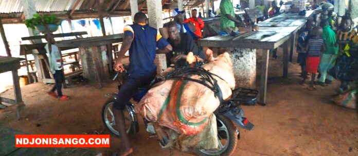 Transport de la viande de boeuf à Berberati à l'ouest de Centrafrique @crédit photo Mahamat Idriss Yakezis