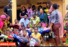 RCA: KS Bloom et Christafy Lamandet offrent des kits scolaires et des vivres aux enfants vulnérables Remise de kits aux enfants vulnérables par KS Bloom et Christafy @crédit photo Marly Pala