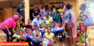 RCA: KS Bloom et Christafy Lamandet offrent des kits scolaires et des vivres aux enfants vulnérables Remise de kits aux enfants vulnérables par KS Bloom et Christafy @crédit photo Marly Pala