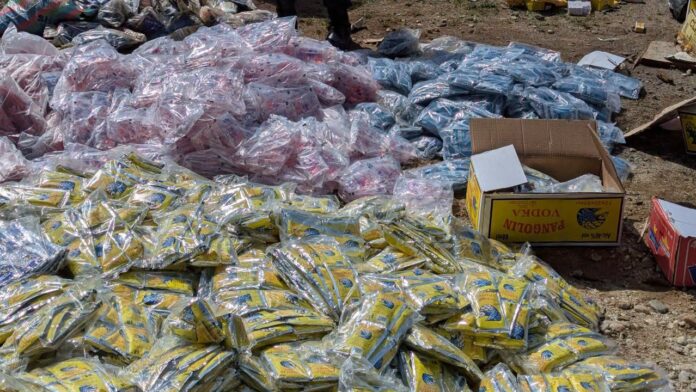 Des boissons en sachet incinérées par la police centrafricaine à Beloko, localité frontalière avec le Cameroun