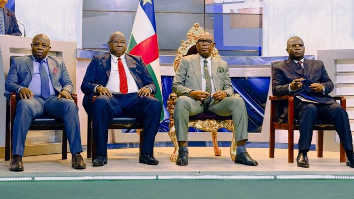 Des membres du gouvernement centrafricain dont le Premier ministre et le porte-parole Evariste Ngamana